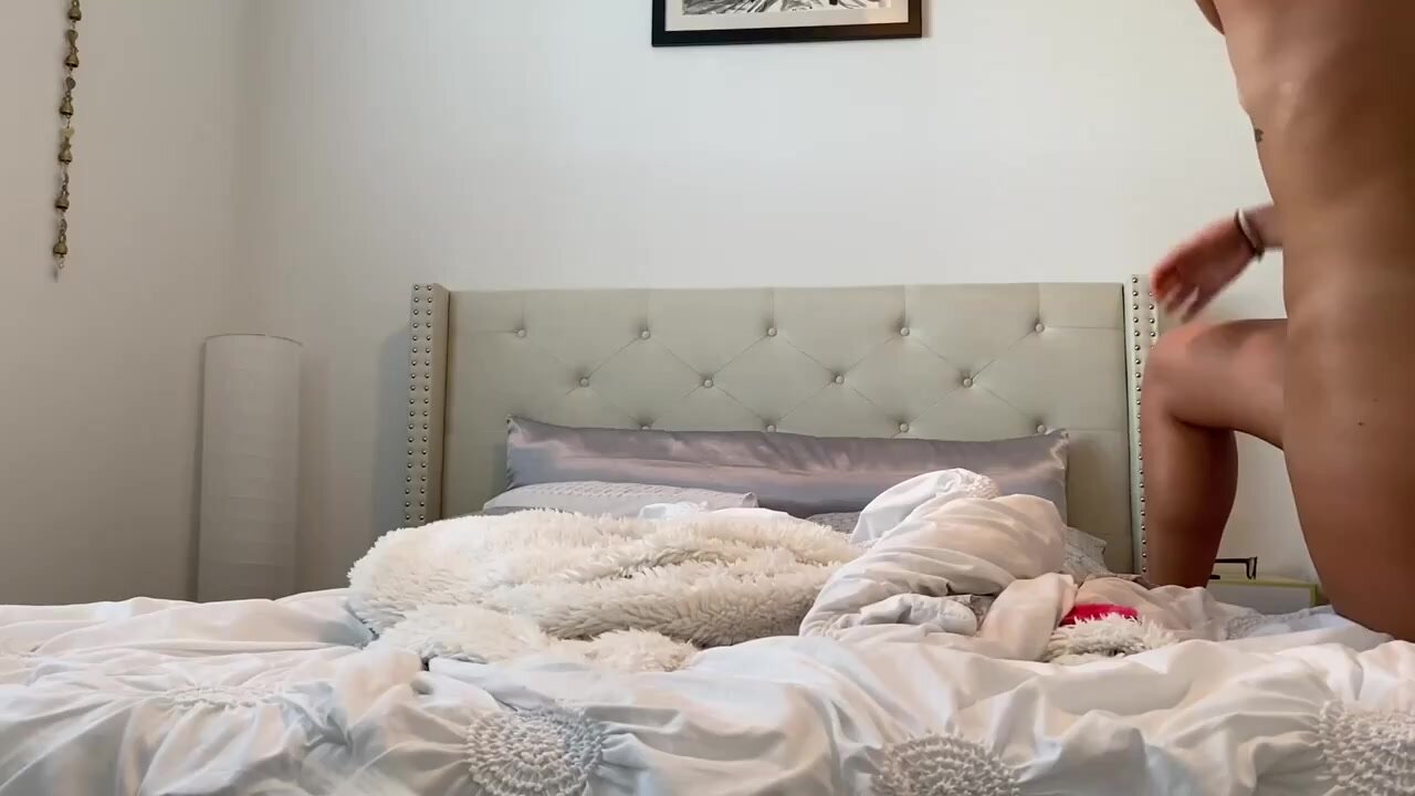 En kvinde med en flot krop og barberet fisse bliver hemmeligt filmet i soveværelset