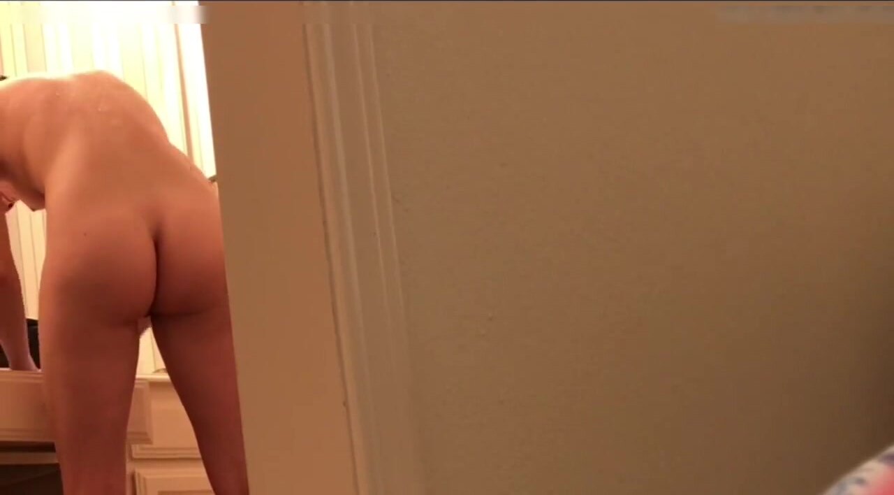 Skjult kamera på badeværelset filmer i hemmelighed nøgen søster