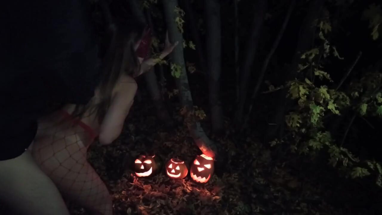 Amatør par laver sex i skoven på Halloween